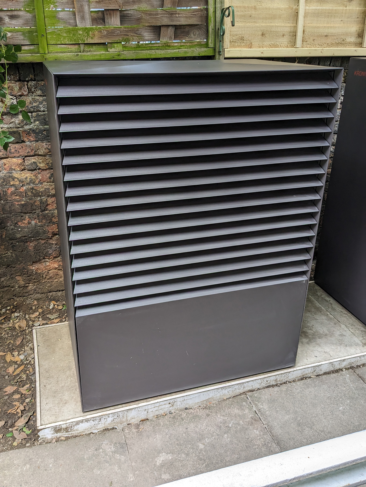 How does an air source heat pump work?