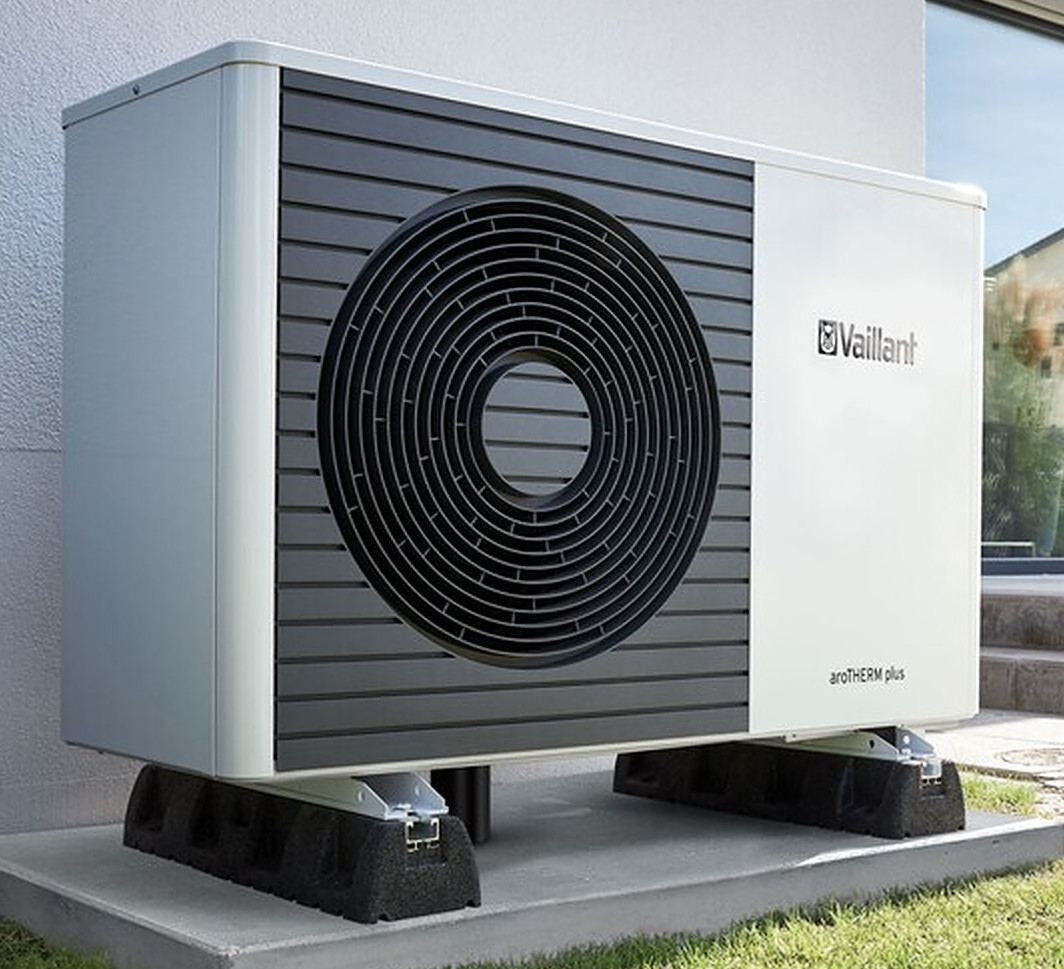 How does an air source heat pump work?